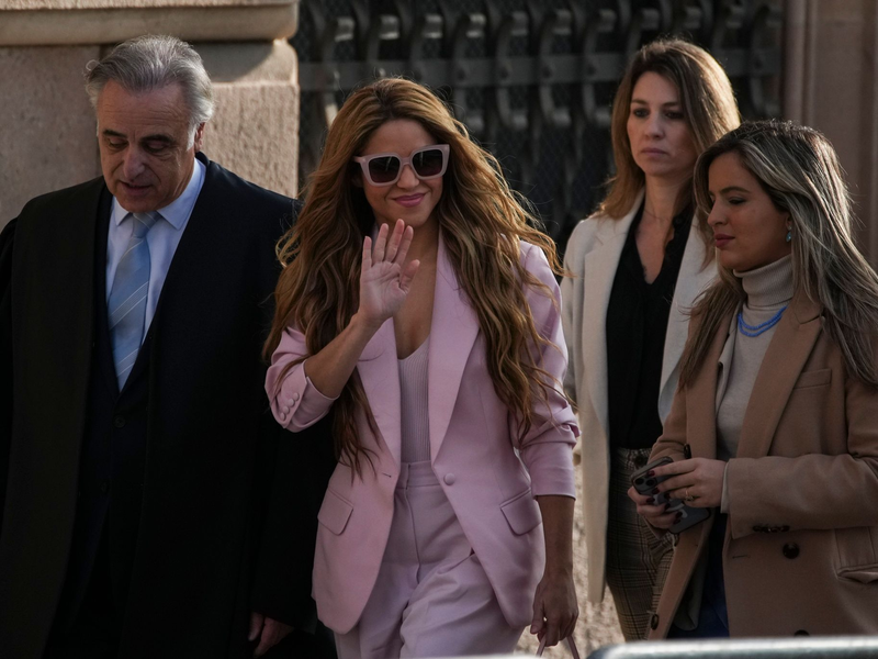 Die Sängerin Shakira (M) kommt am Gerichtin Barcelona an. Der 46-Jährigen wird vorgeworfen, in den Jahren 2012 bis 2014 insgesamt 14,5 Millionen Euro hinterzogen zu haben. - Foto: Emilio Morenatti/AP