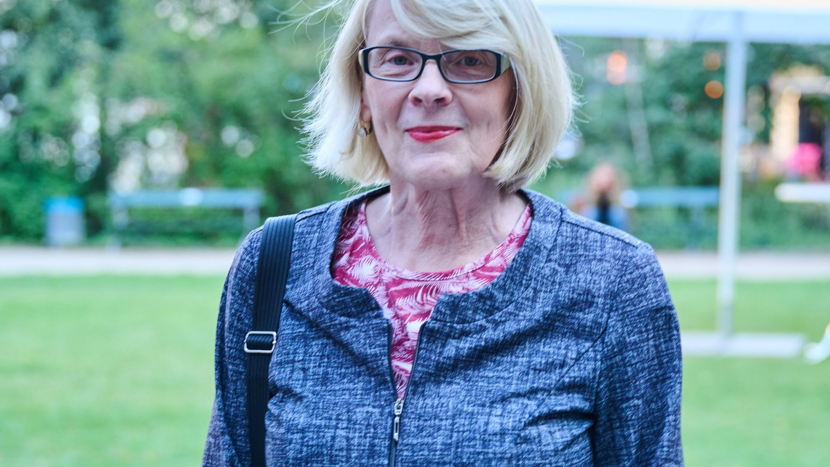 Regula Venske, damalige Präsidentin des deutschen Ablegers des Autorenverbandes Pen, steht im Garten der St.-Elisabeth-Kirche. - Foto: Annette Riedl/dpa