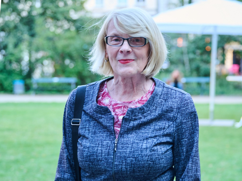 Regula Venske, damalige Präsidentin des deutschen Ablegers des Autorenverbandes Pen, steht im Garten der St.-Elisabeth-Kirche. - Foto: Annette Riedl/dpa