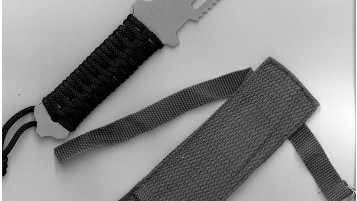 BPOL NRW: Bundespolizei stellt Verurteilten mit Kampfmesser - Foto: presseportal.de