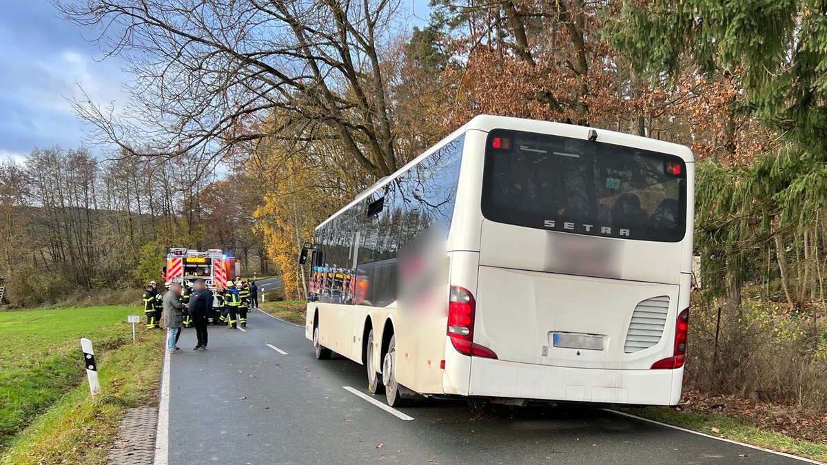 Ein verunglückter Schulbus auf einer Straße im Landkreis Fürth. Bei dem Unfall wurden mehrere Schülerinnen und Schüler verletzt. - Foto: Haubner/vifogra/dpa