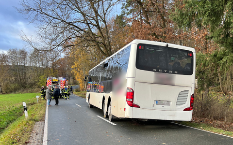 Ein verunglückter Schulbus auf einer Straße im Landkreis Fürth. Bei dem Unfall wurden mehrere Schülerinnen und Schüler verletzt. - Foto: Haubner/vifogra/dpa