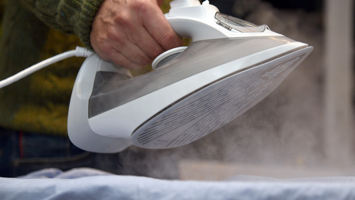 TÜV SÜD-Tipps zu Kauf und Nutzung von Dampfbügeleisen - Foto: presseportal.de