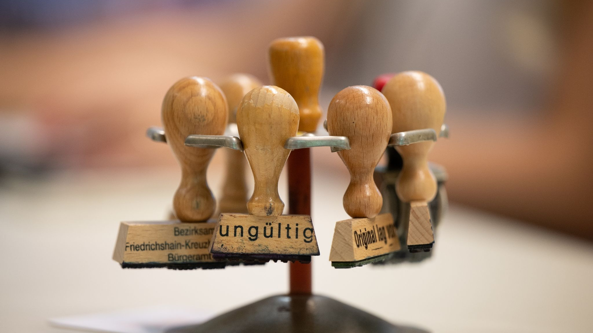 Überkomplexe Gesetze lähmen Deutschland: Der Ruf nach einer Föderalismusreform und vereinfachten Prozessen wird lauter. - Foto: Sebastian Christoph Gollnow/dpa