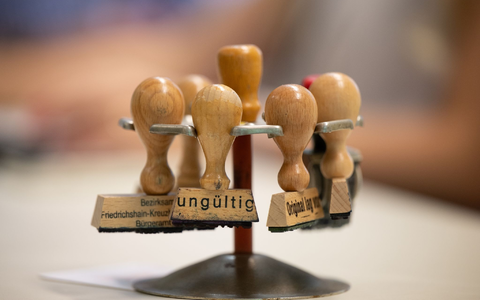 Überkomplexe Gesetze lähmen Deutschland: Der Ruf nach einer Föderalismusreform und vereinfachten Prozessen wird lauter. - Foto: Sebastian Christoph Gollnow/dpa