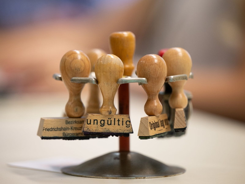 Überkomplexe Gesetze lähmen Deutschland: Der Ruf nach einer Föderalismusreform und vereinfachten Prozessen wird lauter. - Foto: Sebastian Christoph Gollnow/dpa