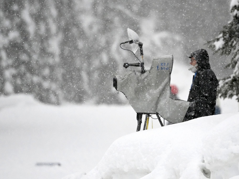 Am Wochenende beginnen für die Wintersport-Fans die Tage mit stundenlangen Live-Übertragungen. - Foto: Sven Hoppe/dpa