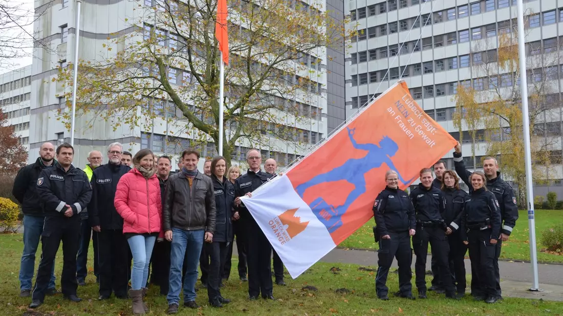 POL-HL: Polizeidirektion Lübeck / Beginn der Orange Days - die Polizei sagt: Nein zu Gewalt gegen Frauen - Bild: presseportal.de
