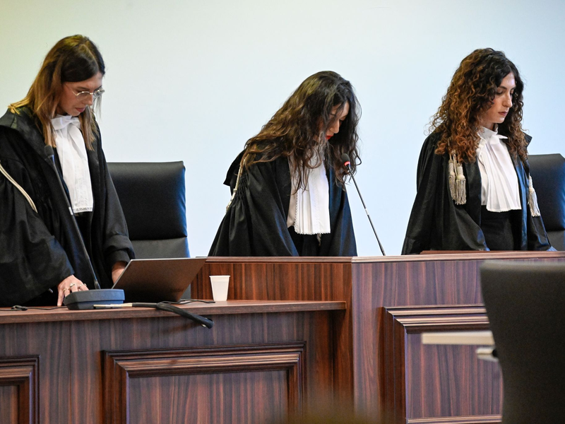 Flankiert von ihren Beisitzerinnen verliest Gerichtspräsidentin Brigida Cavasino (l.M.) die Urteile im Mafia-Prozess. - Foto: Valeria Ferraro/AP/dpa