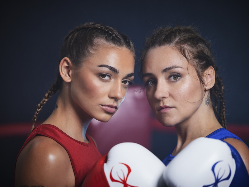 So schön kann Boxen sein: The Great Fight Night ruft am 25. November die Content Creatorinnen Tina Neumann und Regina Hixt auf Joyn in den Ring - Foto: © Joyn/Marc Rehbeck Dieses Bild darf honorarfrei für redaktionelle Zwecke und nur im Rahmen der Berichterstattung zu The Great Fight Night verwendet werden. Verwendung nur mit vollständigem Copyrightvermerk. Das Foto darf nicht verändert, bearbeitet und