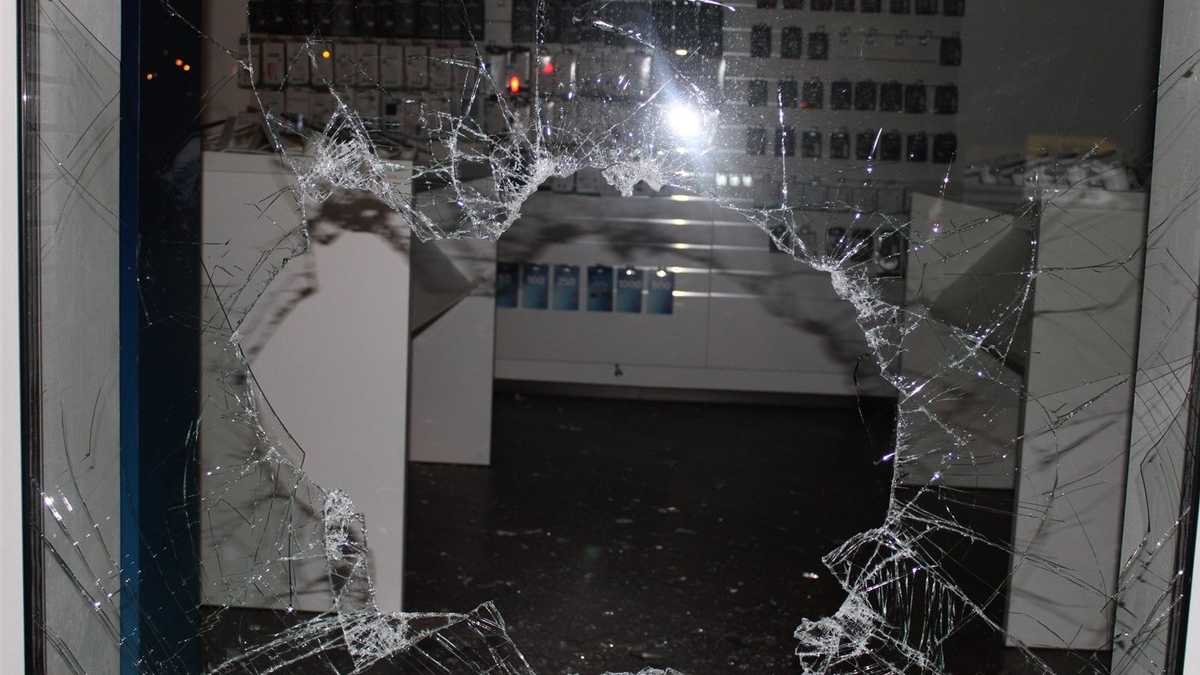 POL-RBK: Overath - Zwei vorläufige Festnahmen nach versuchtem Einbruch in Handygeschäft - Foto: presseportal.de