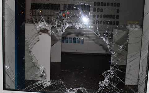 POL-RBK: Overath - Zwei vorläufige Festnahmen nach versuchtem Einbruch in Handygeschäft - Foto: presseportal.de