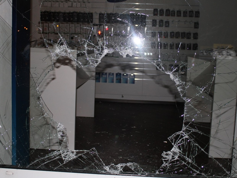 POL-RBK: Overath - Zwei vorläufige Festnahmen nach versuchtem Einbruch in Handygeschäft - Foto: presseportal.de