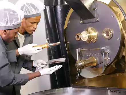Erste afrikanische Kaffeerösterei erhält EU-Zertifizierung - Foto: presseportal.de