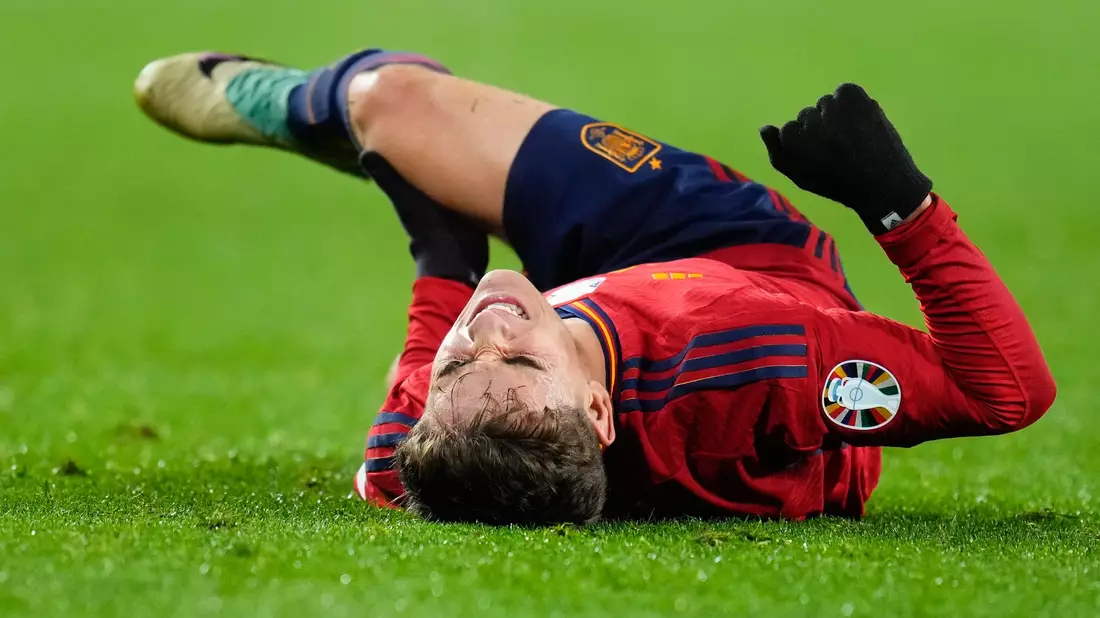 Spaniens Gavi hat sich am Knie verletzt. - Bild: Manu Fernandez/AP