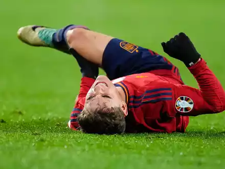 Spaniens Gavi hat sich am Knie verletzt. - Foto: Manu Fernandez/AP