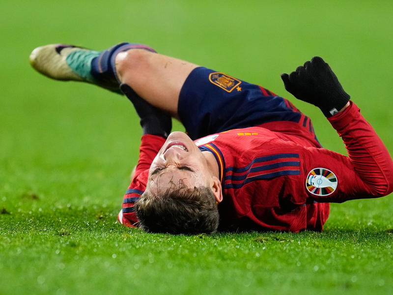 Spaniens Gavi hat sich am Knie verletzt. - Foto: Manu Fernandez/AP