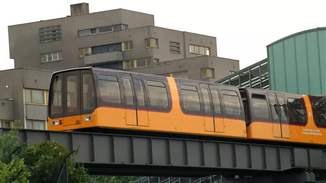 Die Berliner Magnetbahn im Jahr 1991. Berlin will den Einsatz einer Magnetschwebebahn in der Hauptstadt auf einer Pilotstrecke testen. - Bild: Bernd Settnik/dpa-Zentralbild/dpa
