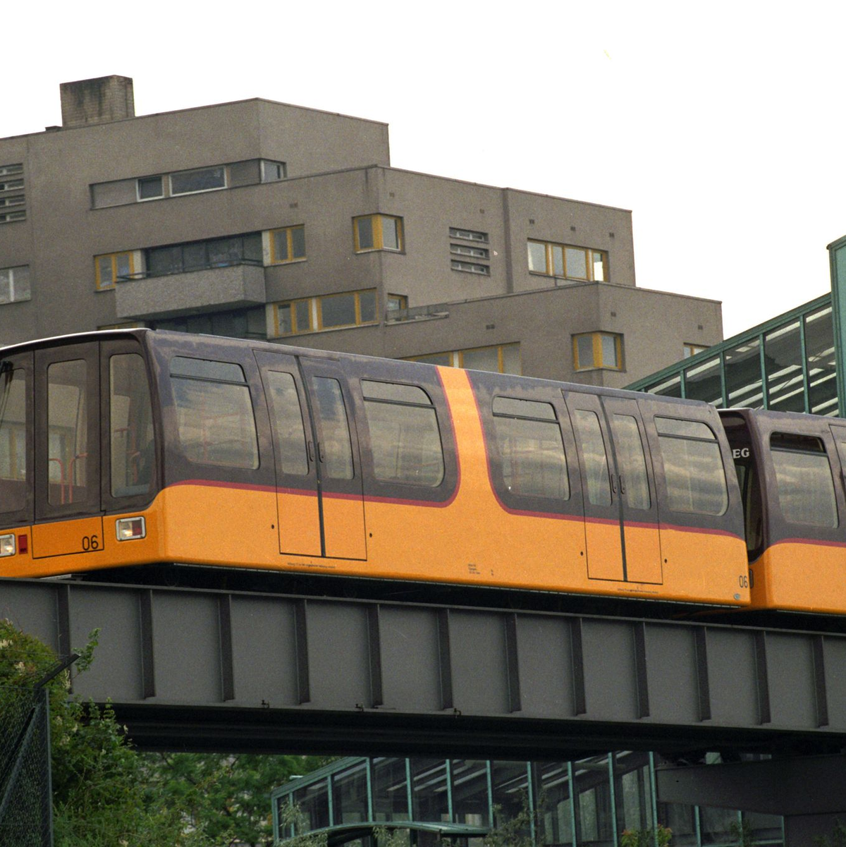 Die Berliner Magnetbahn im Jahr 1991. Berlin will den Einsatz einer Magnetschwebebahn in der Hauptstadt auf einer Pilotstrecke testen. - Foto: Bernd Settnik/dpa-Zentralbild/dpa
