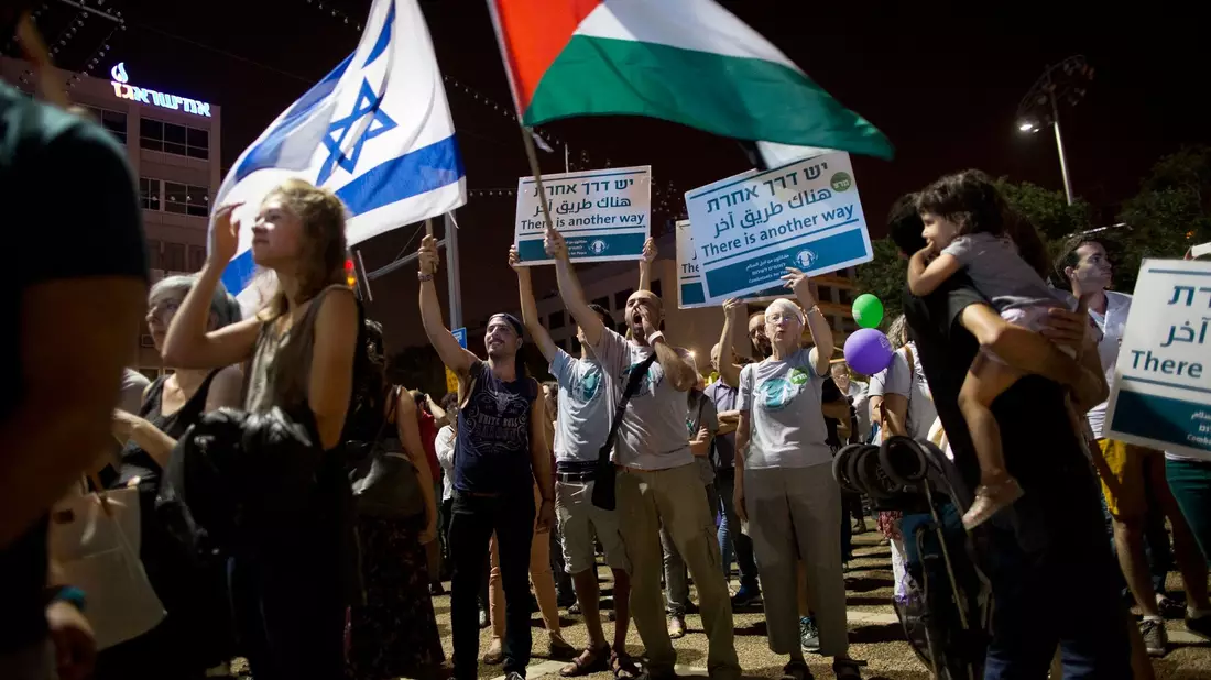 Demonstranten bei einer Friedensdemonstration in Tel Aviv. (Archivbild) - Bild: Oded Balilty/AP/dpa