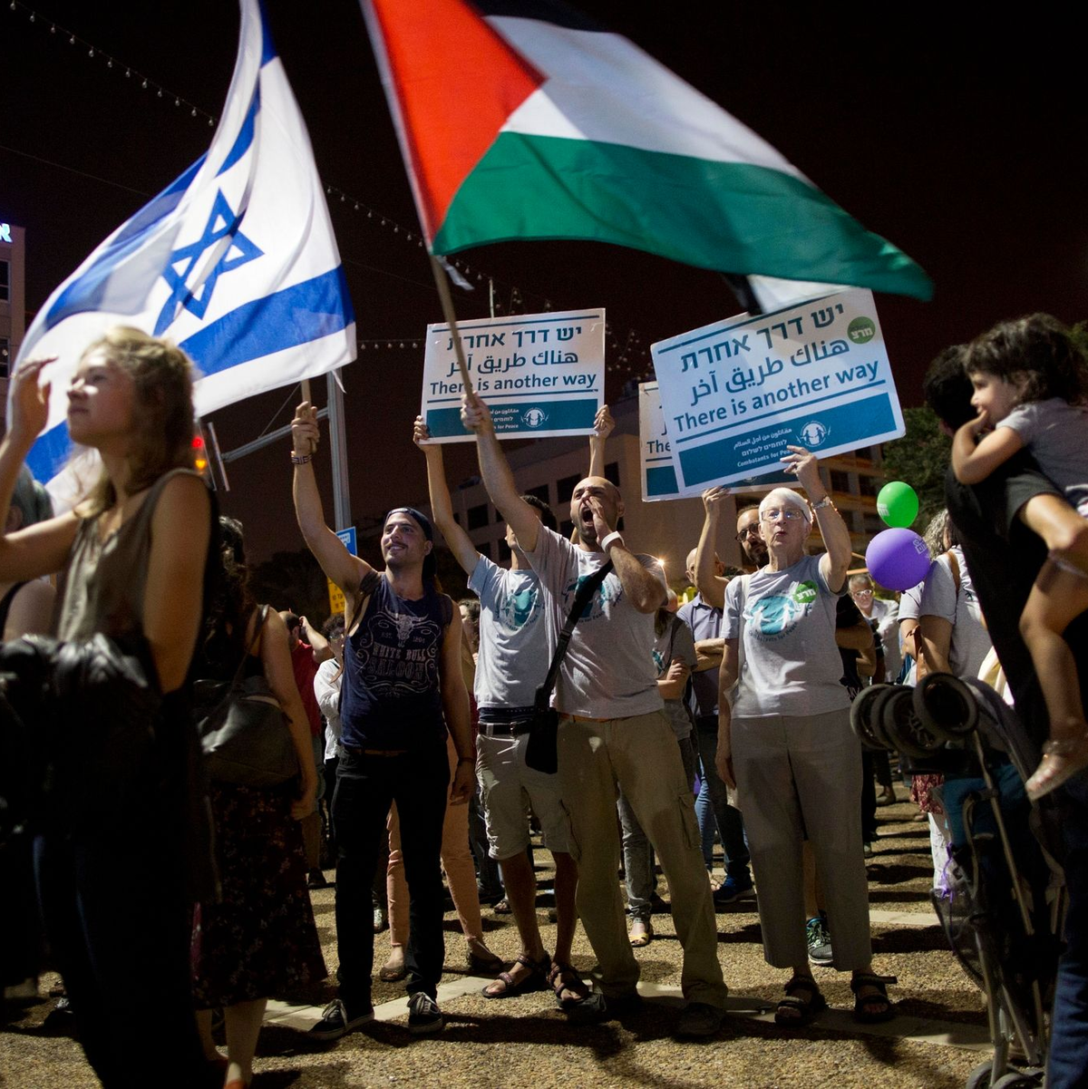 Demonstranten bei einer Friedensdemonstration in Tel Aviv. (Archivbild) - Foto: Oded Balilty/AP/dpa