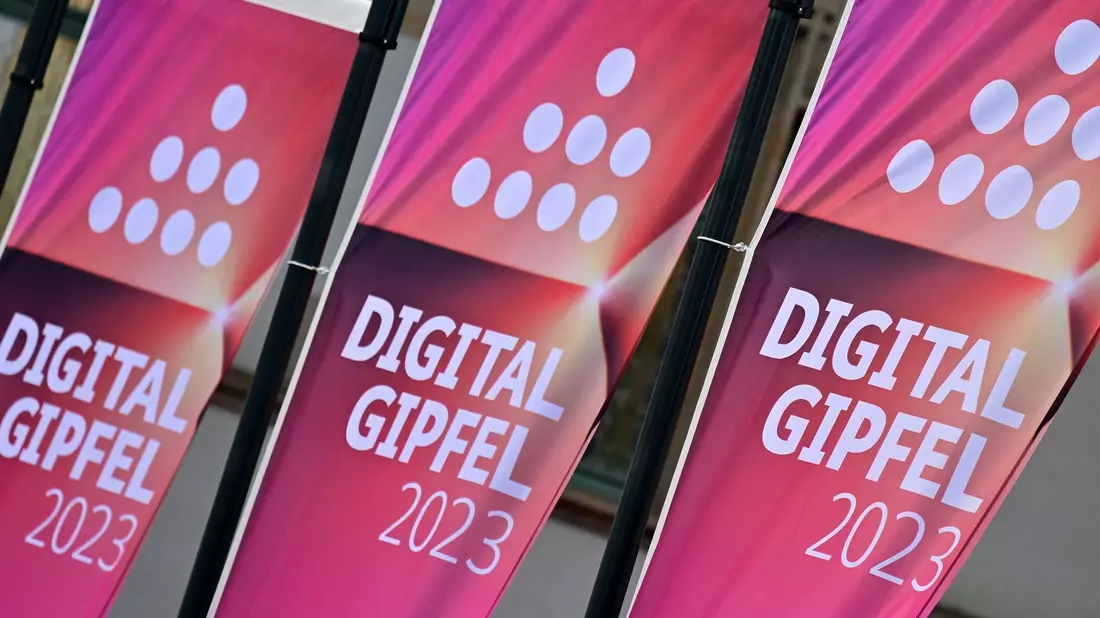 Auf dem Digital-Gipfel der Bundesregierung diskutieren rund 1000 Teilnehmer aus Politik, Wirtschaft, Wissenschaft und der Zivilgesellschaft über eine Umsetzung der digitalen Transformation. - Bild: Martin Schutt/dpa