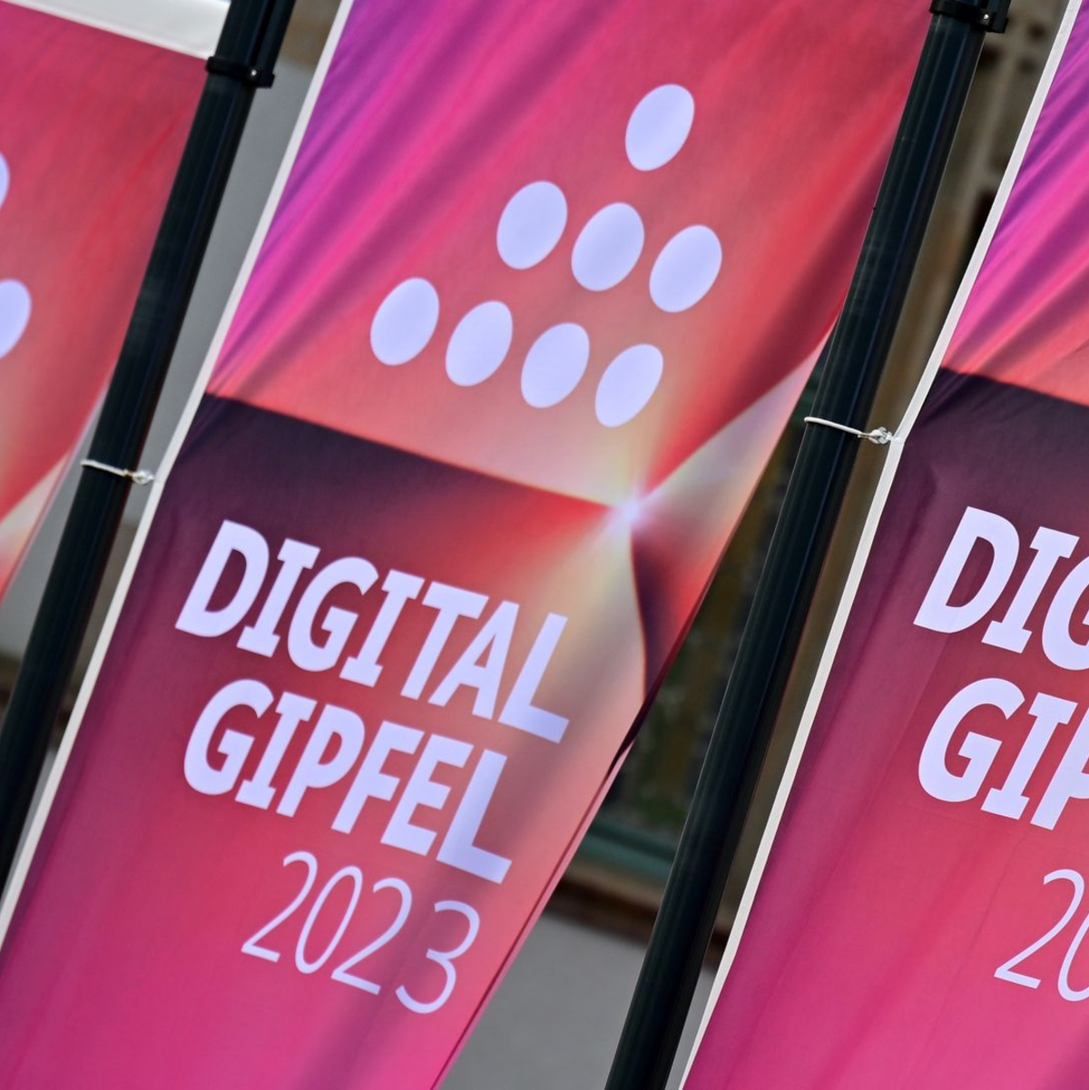 Auf dem Digital-Gipfel der Bundesregierung diskutieren rund 1000 Teilnehmer aus Politik, Wirtschaft, Wissenschaft und der Zivilgesellschaft über eine Umsetzung der digitalen Transformation. - Foto: Martin Schutt/dpa