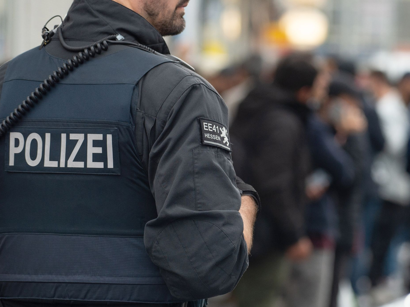 Ein Polizist im Einsatz während einer Razzia: Razzien gab es laut dem Bericht unter anderem in München und Nürnberg. - Foto: Swen Pförtner/dpa