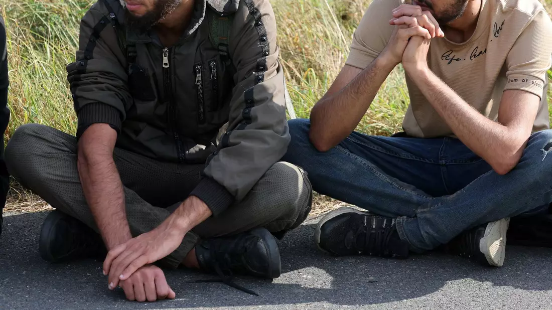 Von Februar an stieg die Zahl unerlaubt eingereister Geflüchteter zunächst kontinuierlich an (Symbolbild). - Bild: Bernd Wüstneck/dpa