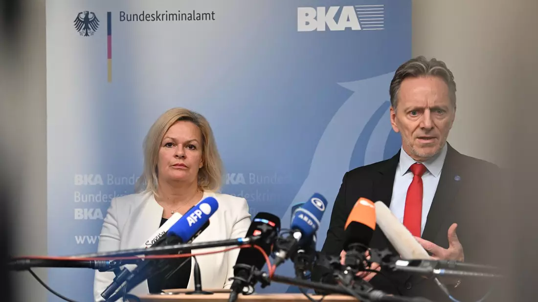 «Wir bekämpfen diese widerwärtige Terrorpropaganda», sagt Innenministerin Nancy Faeser. - Bild: Britta Pedersen/dpa