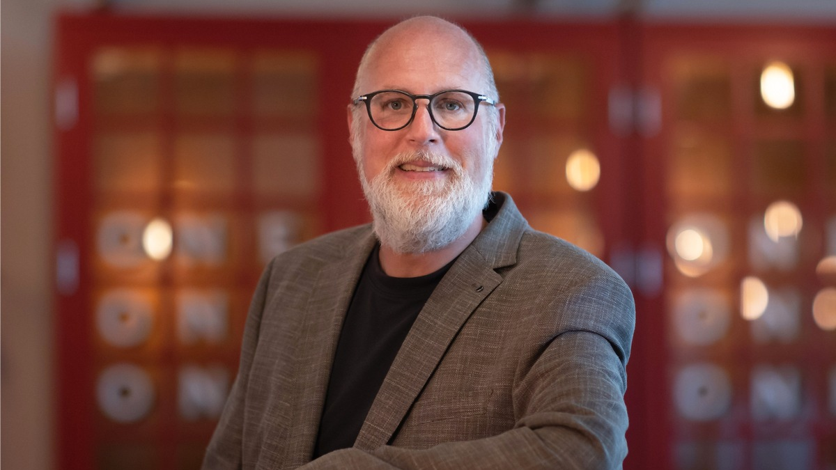 Wettbewerbsvorteile durch KI: Jürgen Johannes Schimmöller von der schlau DIGITAL GmbH zeigt, wie Unternehmen sich langfristig gegen die internationale Konkurrenz behaupten - Foto: presseportal.de