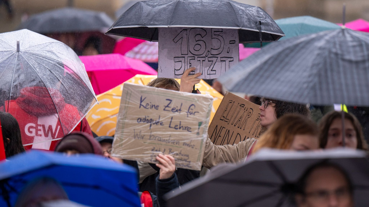 Studentische Mitarbeiter der Brandenburger Hochschulen und Forschungseinrichtungen während einer Kundgebung in Potsdam. - Foto: Monika Skolimowska/dpa