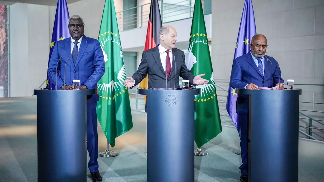 Moussa Faki Mahamat (l-r), Olaf Scholz und Assoumani Azali beim «Compact with Africa»-Gipfel in Berlin. - Bild: Kay Nietfeld/dpa