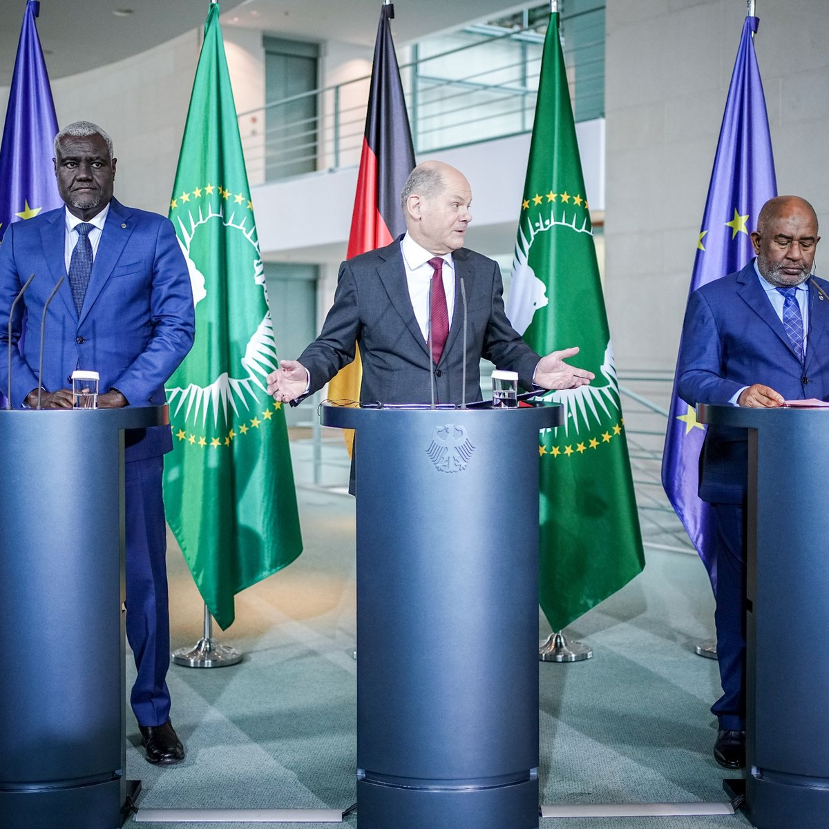 Moussa Faki Mahamat (l-r), Olaf Scholz und Assoumani Azali beim «Compact with Africa»-Gipfel in Berlin. - Foto: Kay Nietfeld/dpa