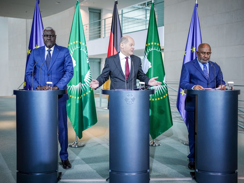 Moussa Faki Mahamat (l-r), Olaf Scholz und Assoumani Azali beim «Compact with Africa»-Gipfel in Berlin. - Foto: Kay Nietfeld/dpa
