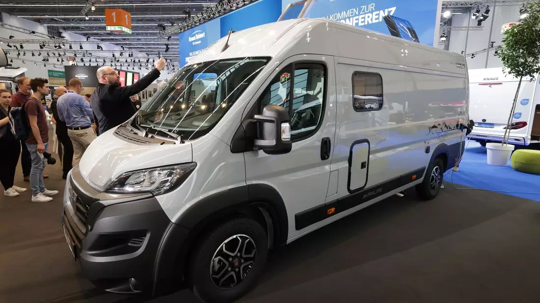 Ein CaraLife 630 LQ Einsteiger-Wohnmobil auf der Caravan Messe in Düsseldorf. - Bild: David Young/dpa