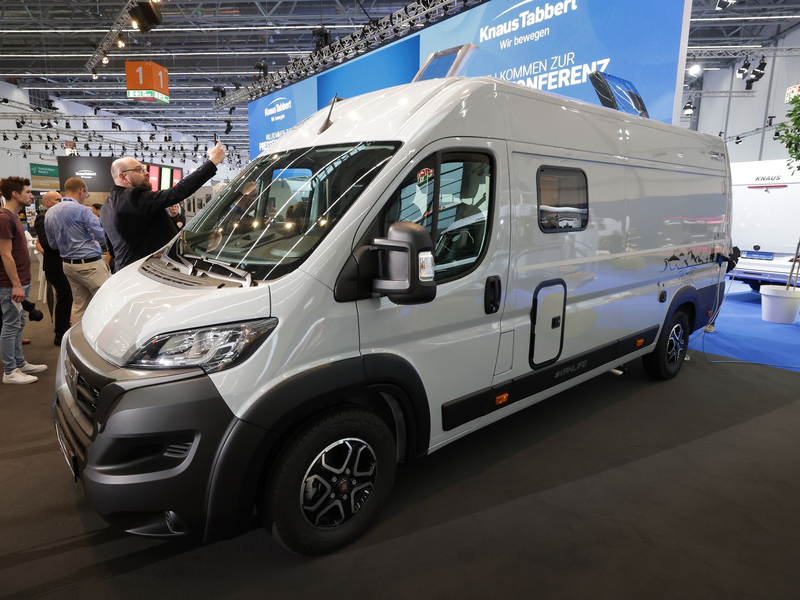 Ein CaraLife 630 LQ Einsteiger-Wohnmobil auf der Caravan Messe in Düsseldorf. - Foto: David Young/dpa
