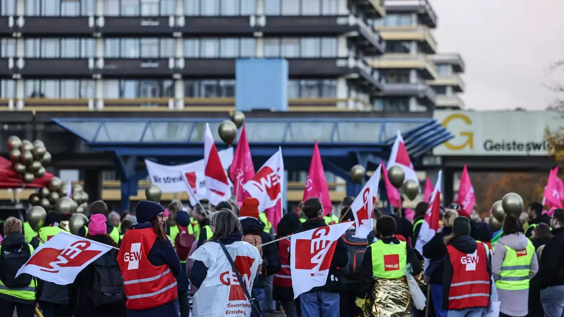 Mitarbeiter der Ruhr-Universität Bochum versammeln sich zu einem Warnstreik auf dem Campus. - Bild: Oliver Berg/dpa
