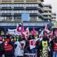 Mitarbeiter der Ruhr-Universität Bochum versammeln sich zu einem Warnstreik auf dem Campus. - Foto: Oliver Berg/dpa
