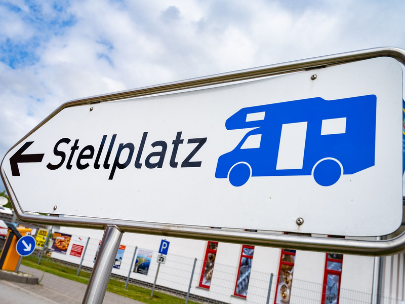 Die Ermittler schätzen den entstandenen Schaden des mutmaßlichen Wohnmobil-Betrugs auf einen Millionenwert (Symbolbild). - Foto: Stefan Sauer/dpa