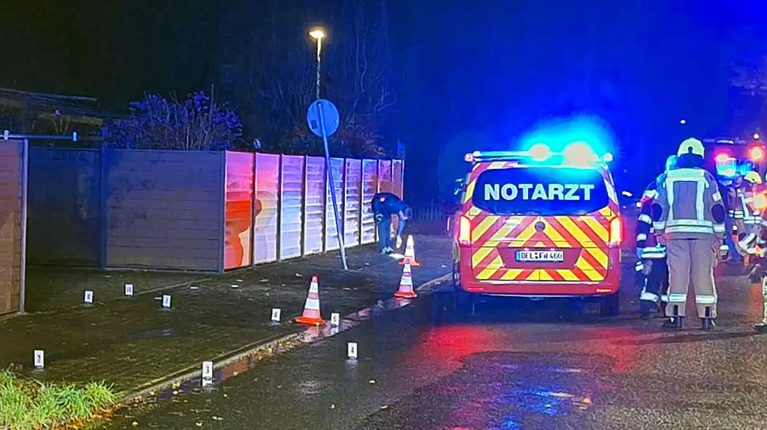 Kräfte der Feuerwehr und des Rettungsdienstes sind an der Unfallstelle in einem Delmenhorster Wohnviertel im Einsatz. - Bild: -/Nord-West-Media/dpa