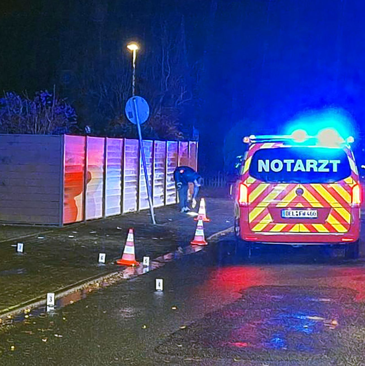 Kräfte der Feuerwehr und des Rettungsdienstes sind an der Unfallstelle in einem Delmenhorster Wohnviertel im Einsatz. - Foto: -/Nord-West-Media/dpa