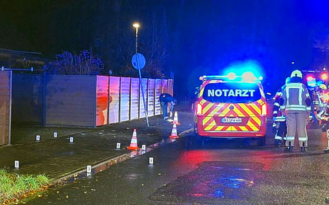 Kräfte der Feuerwehr und des Rettungsdienstes sind an der Unfallstelle in einem Delmenhorster Wohnviertel im Einsatz. - Foto: -/Nord-West-Media/dpa