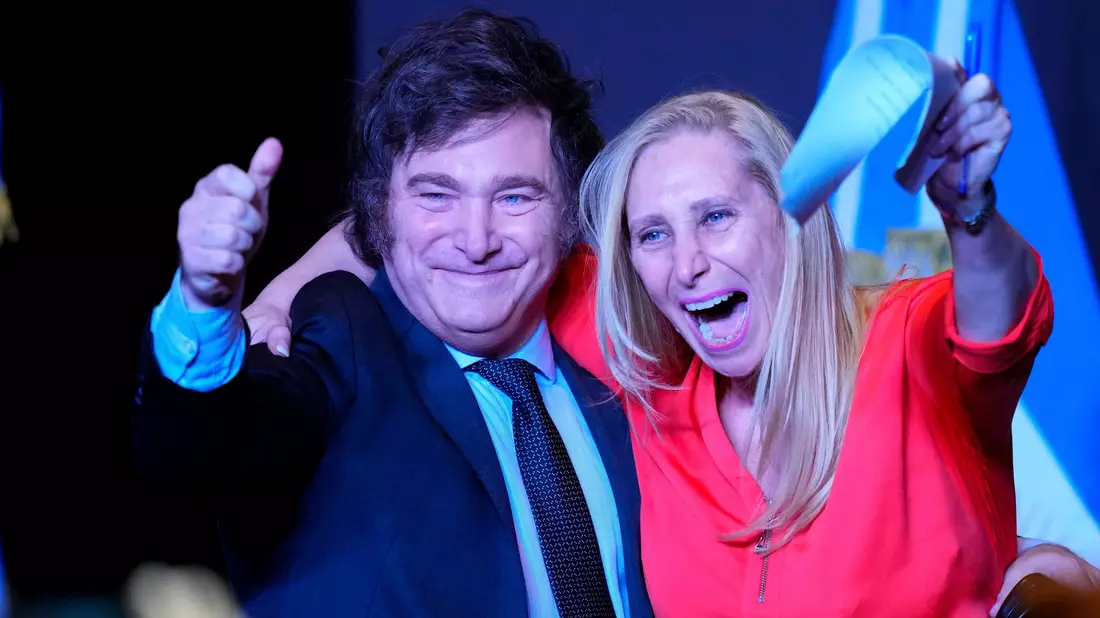 Javier Milei feiert mit seiner Schwester Karina Milei. - Bild: Natacha Pisarenko/AP/dpa