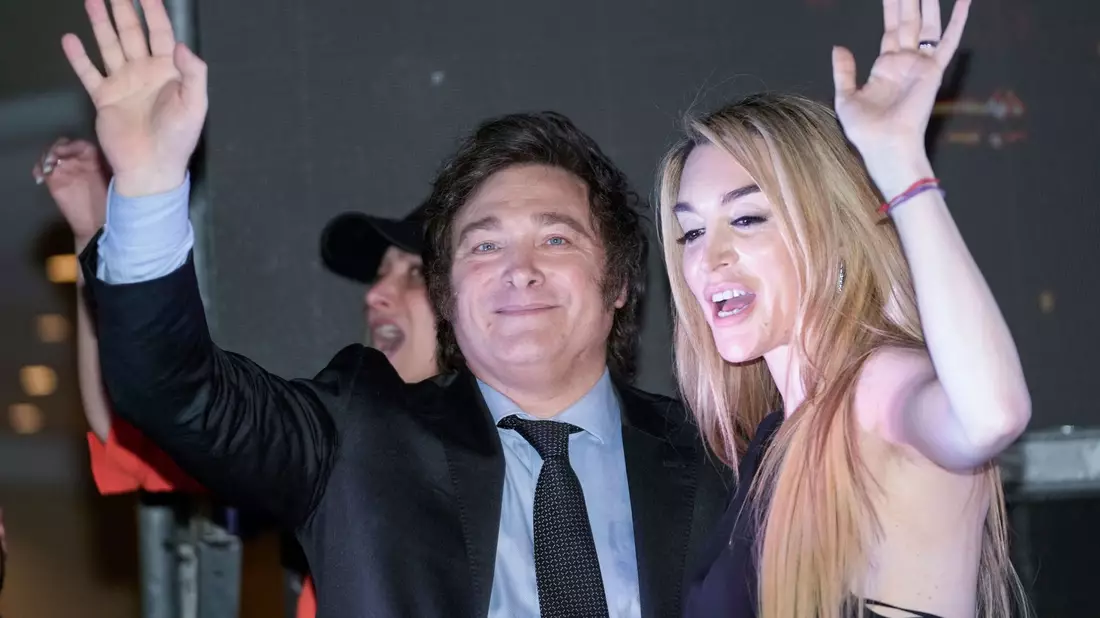 Javier Milei ist seit einigen Monaten mit der Komikerin Fátima Flore liiert. - Bild: Rodrigo Abd/AP/dpa