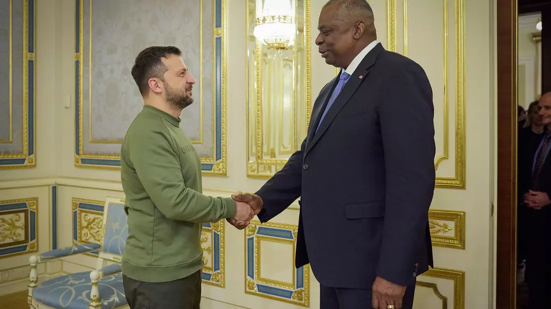 Der ukrainische Präsident Wolodymyr Selenskyj begrüßt den US-Verteidigungsminister Lloyd Austin. - Bild: Ukrainian Presidential Press Office/AP/dpa