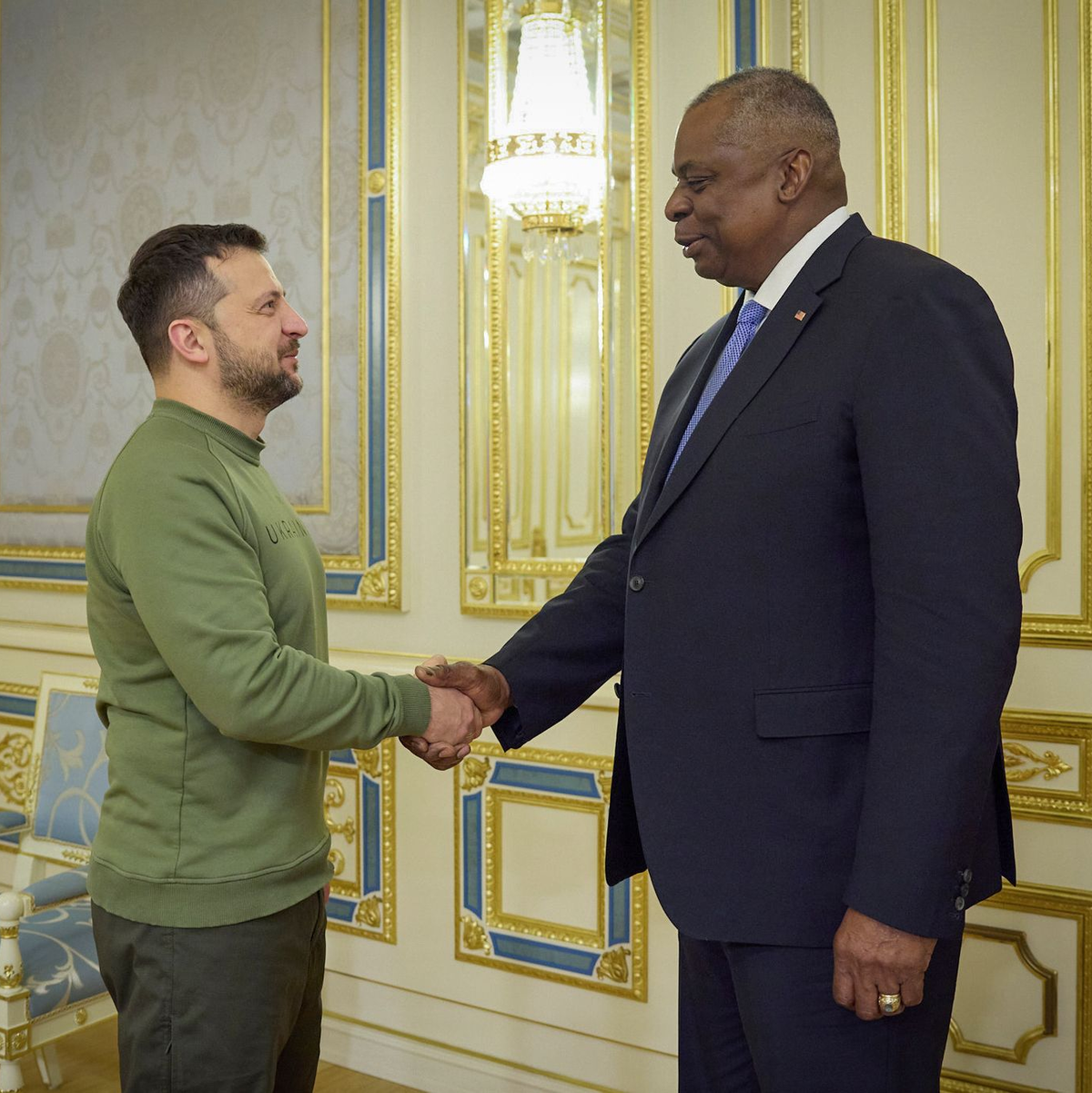 Der ukrainische Präsident Wolodymyr Selenskyj begrüßt den US-Verteidigungsminister Lloyd Austin. - Foto: Ukrainian Presidential Press Office/AP/dpa
