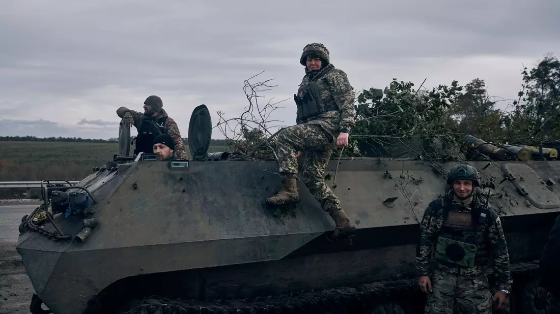 Ukrainische Soldaten und eine Soldatin (M) in der Nähe von Bachmut, Region Donezk. - Bild: Libkos/AP/dpa
