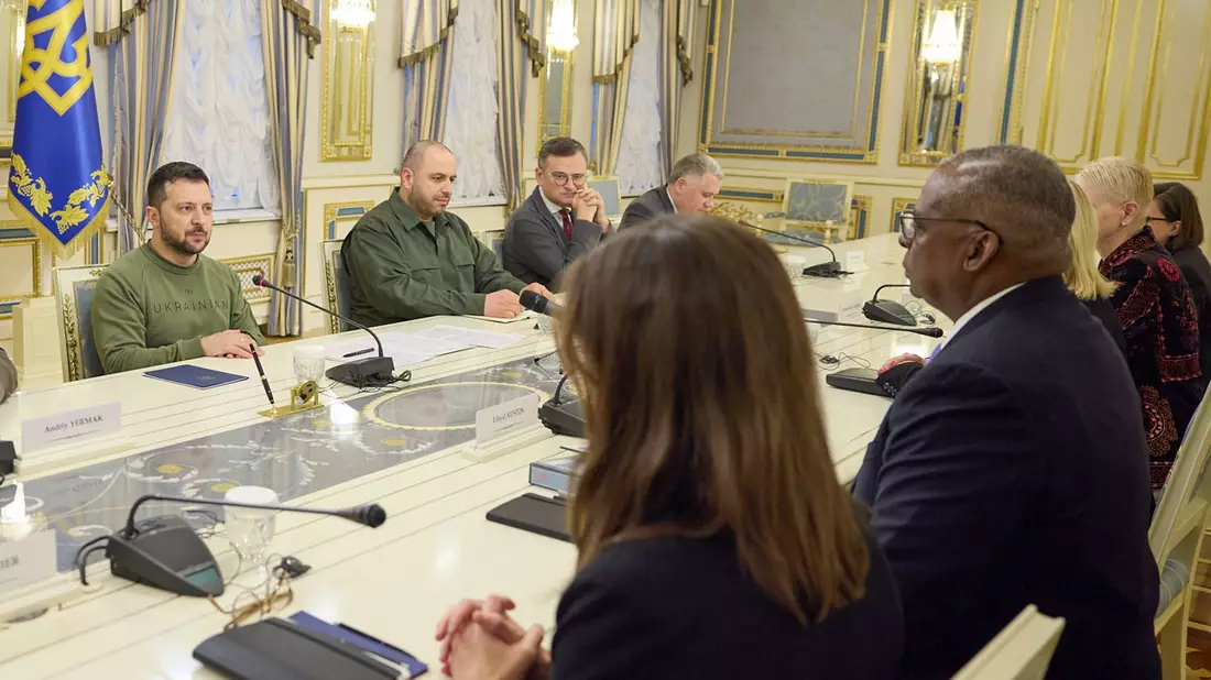 Wolodymyr Selenskyj im Gespräch mit Lloyd Austin. - Bild: ---/Ukrainian Presidential Press Office/AP/dpa