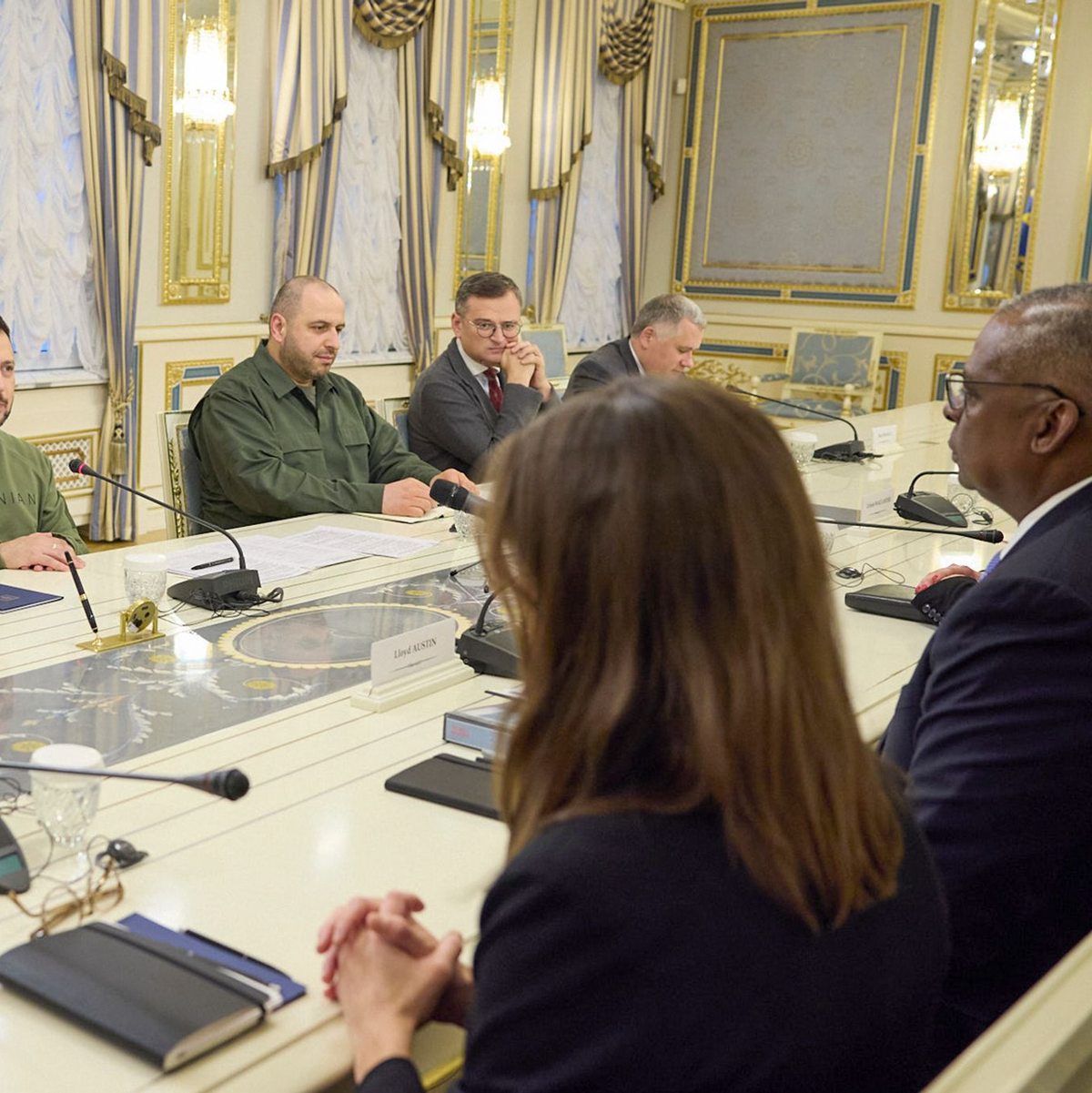Wolodymyr Selenskyj im Gespräch mit Lloyd Austin. - Foto: ---/Ukrainian Presidential Press Office/AP/dpa